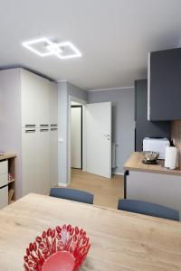 a kitchen and a dining room with a table and chairs at Suite delle Maree in Chioggia