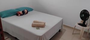Katil atau katil-katil dalam bilik di Quarto 8km Aeroporto de Maceió +3 gambar