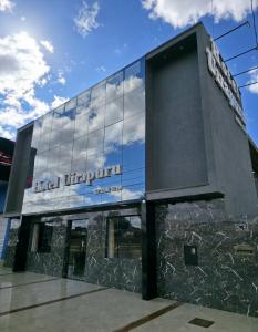 un edificio con un cartello sul lato di Hotel Uirapuru 02 a Alexânia