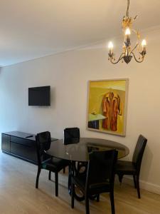 Televízia a/alebo spoločenská miestnosť v ubytovaní Art Suites Athens