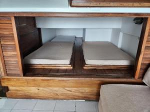 two beds in a cabinet in a room at TUCACAS VISTA Y SALIDA AL MAR Apto TIPO ESTUDIO DUPLEX SIN HABITACIÓN INDEPENDIENTE in Tucacas +17 photos