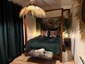 Ένα ή περισσότερα κρεβάτια σε δωμάτιο στο Lodge de la Jungle avec Spa