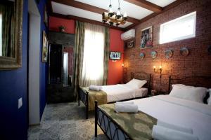 En eller flere senge i et værelse på Marani Boutique