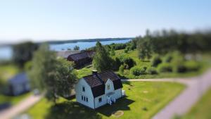 a model of a house on a green field at Havsörn in Kalv
