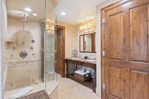 Ένα μπάνιο στο Luxury 3 Bedroom At The Aspen Mountain Residences In Downtown Aspen +19 φωτογραφίες
