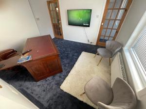 Ruang duduk di South Coast Guest Rooms With free onsite Parking