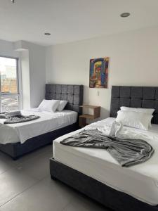 Dos camas una al lado de la otra en una habitación. en Hotel San Miguel src, en Santa Rosa de Cabal 25 fotos más