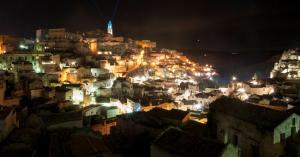 ein Blick auf eine Stadt bei Nacht in der Unterkunft La Dimora del Postino Matera - Casa Vacanze in Matera