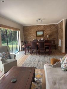 een woonkamer met een tafel en een eetkamer bij Cherry Lane Constantia in Kaapstad