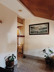 a room with a picture of a boat on the wall at Doade in Hio
