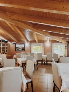 a dining room with tables and chairs and wooden ceilings at Doade in Hio