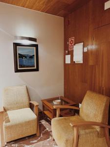 a waiting room with two chairs and a table at Doade in Hio