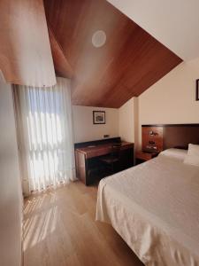 a bedroom with a bed and a desk and a window at Doade in Hio