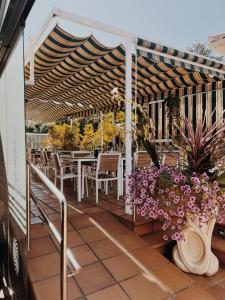 a patio with tables and chairs and flowers at Doade in Hio +17 photos