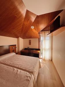 a bedroom with a large bed and a desk at Doade in Hio