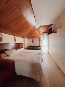 a bedroom with a large bed and a wooden ceiling at Doade in Hio