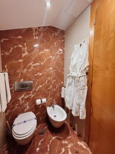 a bathroom with a toilet and a sink at Doade in Hio