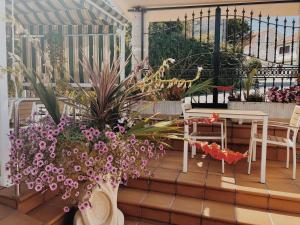 a patio with flowers and a table and chairs at Doade in Hio