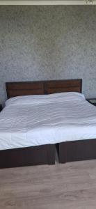 - un lit avec un couvre-lit blanc dans l'établissement კერძო სახლი, à Tsikhisdziri