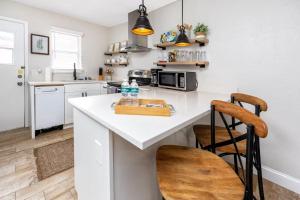 Dapur atau dapur kecil di 1 Block to Downtown - 7 min to beach - King bed & Free parking