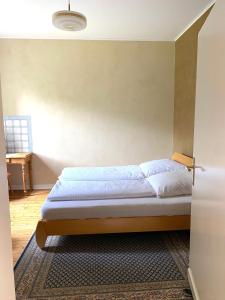 a bedroom with a bed in the corner of a room at Robins Nest - Charmanter Altbau, 80 m2, zentral & ruhig in Detmold