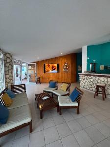 uma sala de estar com sofás e cadeiras e uma cozinha em Murdeira V31 G by RPG Group em Beirona