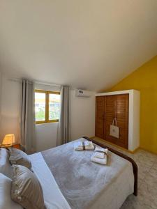 um quarto com uma cama grande com duas toalhas sobre ela em Murdeira V31 G by RPG Group em Beirona