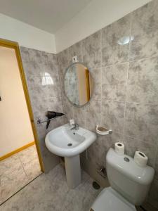 um banheiro com uma pia, um vaso sanitário e um espelho em Murdeira V31 G by RPG Group em Beirona