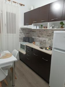 Η κουζίνα ή μικρή κουζίνα στο Helena's house