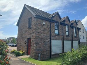una casa in mattoni con garage di Detached Home in Bishopton a Bishopton