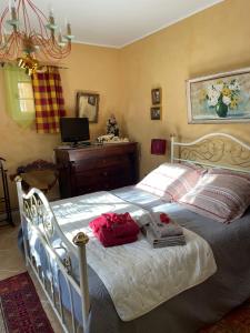 エギュ・ヴィーヴにあるMaison indépendante avec piscineのベッドとパソコン付きの机がある寝室