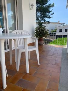 a white table and two white chairs on a patio at Girona m'enamora in Girona