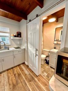 Η κουζίνα ή μικρή κουζίνα στο Cottage 34, Coconut Cottage - Dora Canal Court - a downtown, waterfront community