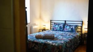 Ένα ή περισσότερα κρεβάτια σε δωμάτιο στο Au balcon du théâtre antique Appartement HYPERCENTRE - TOUT ÉQUIPÉ ET NETFLIX - parking gratuit à 250m et payant à 50m