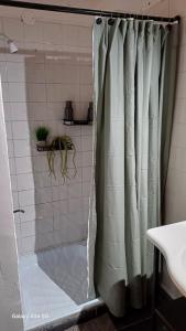 una ducha con cortina de ducha en un baño en Estudio Villa Crespo, en Buenos Aires