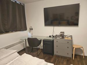 - une chambre avec un bureau, une table et un lit dans l'établissement Ehrenfeld - Bright 32m2 Flat, à Cologne
