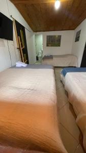 Rúm í herbergi á hospedaje lapislázuli