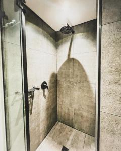 e bagno con cabina doccia e soffione. di Luxe Studio - On Park near Canal walk Century City a Città del Capo Altre 8 foto