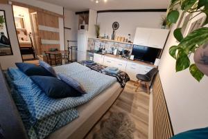 a living room with a couch and a kitchen at Akranes 4you - Linda's House in Akranes