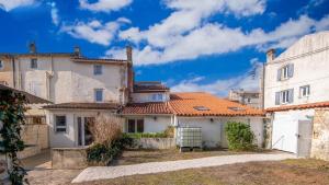 a villa in the middle of a village with houses at Le Jardin d'Angély by CozyLife Central Jardin in Niort