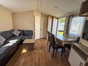 Köök või kööginurk majutusasutuses Dog Friendly 10 Berth Caravan At Dovercourt Holiday Park In Essex Ref 44606J