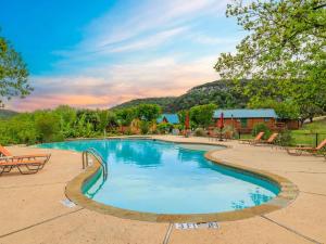 einen großen Pool mit Picknicktisch und Stühlen in der Unterkunft Texas Hill Country Resort in Medina