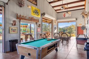 ein Billardzimmer mit einem Billardtisch darin in der Unterkunft Texas Hill Country Resort in Medina
