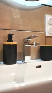 Φωτογραφία από το άλμπουμ του Au balcon du théâtre antique Appartement HYPERCENTRE - TOUT ÉQUIPÉ ET NETFLIX - parking gratuit à 250m et payant à 50m στην Οράνζ