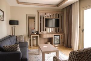 TV a/nebo společenská místnost v ubytování Roas Hotel Bodrum - City Center