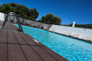 ein Swimmingpool mit Stühlen auf einem Holzdeck in der Unterkunft La Codorniz in Tarifa + 49 Fotos