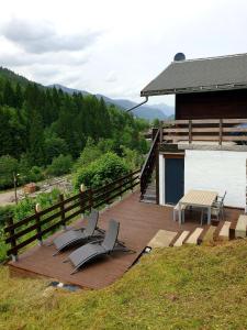 モルジヌにあるBeautiful 3 Bedroom Chalet in Morzineのデッキ(椅子2脚、ベンチ付)