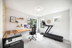 Γυμναστήριο ή/και όργανα γυμναστικής στο Modern 4BR Family Oasis - Treehouse Bunk &Game Room