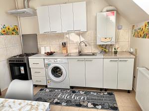 Η κουζίνα ή μικρή κουζίνα στο Sarah Apartament +7 φωτογραφίες
