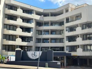 an apartment building with a kz sign in front of it at Beautiful Hotel Rooms Free Parking in Brisbane